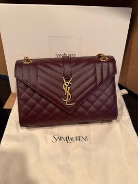 Saint Laurent ENVELOPE MEDIUM IN GRAIN DE POUDRE LEATHER
ROUGE CABERNET